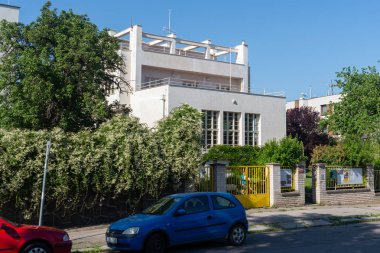Villa 1932 yılında Prag 'lı avukat JUDr tarafından Adolf Loos ve Karel Lhota tarafından inşa edilmiştir. Suzana ve oğlu Peter 'ın kızı Jenny Winternitz için aile villası olarak Josef Winternitz. Loos 'un gerçekleştirdiği son bina ve bir sürü elementi var.