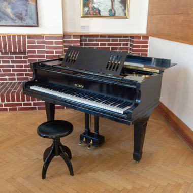 Villa 1932 yılında Prag 'lı avukat JUDr tarafından Adolf Loos ve Karel Lhota tarafından inşa edilmiştir. Suzana ve oğlu Peter 'ın kızı Jenny Winternitz için aile villası olarak Josef Winternitz. Loos 'un gerçekleştirdiği son bina ve bir sürü elementi var.