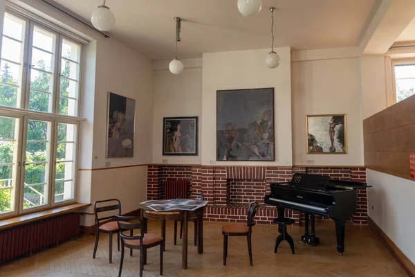 Villa 1932 yılında Prag 'lı avukat JUDr tarafından Adolf Loos ve Karel Lhota tarafından inşa edilmiştir. Suzana ve oğlu Peter 'ın kızı Jenny Winternitz için aile villası olarak Josef Winternitz. Loos 'un gerçekleştirdiği son bina ve bir sürü elementi var.