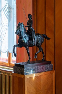 Son Art Nouveau ve Art Deco stillerinden etkilenen ve bir dizi tanınmış Çek sanatçının katılımıyla dekorasyonuna katılan olağanüstü zengin iç mekanlar, Orta Pr Kütüphanesi 'nin merkezi ön cephesinin saf neo-klasik cephesinin arkasına saklanıyor.