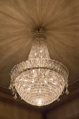 Son Art Nouveau ve Art Deco stillerinden etkilenen ve bir dizi tanınmış Çek sanatçının katılımıyla dekorasyonuna katılan olağanüstü zengin iç mekanlar, Orta Pr Kütüphanesi 'nin merkezi ön cephesinin saf neo-klasik cephesinin arkasına saklanıyor.