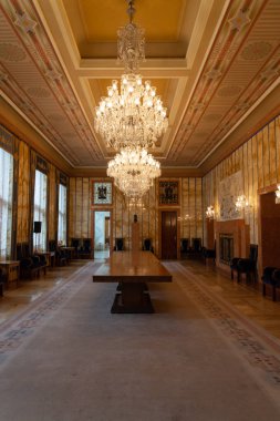 Son Art Nouveau ve Art Deco stillerinden etkilenen ve bir dizi tanınmış Çek sanatçının katılımıyla dekorasyonuna katılan olağanüstü zengin iç mekanlar, Orta Pr Kütüphanesi 'nin merkezi ön cephesinin saf neo-klasik cephesinin arkasına saklanıyor.