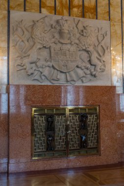 Son Art Nouveau ve Art Deco stillerinden etkilenen ve bir dizi tanınmış Çek sanatçının katılımıyla dekorasyonuna katılan olağanüstü zengin iç mekanlar, Orta Pr Kütüphanesi 'nin merkezi ön cephesinin saf neo-klasik cephesinin arkasına saklanıyor.
