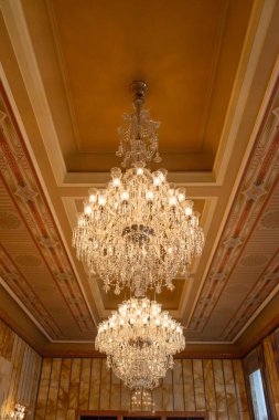 Son Art Nouveau ve Art Deco stillerinden etkilenen ve bir dizi tanınmış Çek sanatçının katılımıyla dekorasyonuna katılan olağanüstü zengin iç mekanlar, Orta Pr Kütüphanesi 'nin merkezi ön cephesinin saf neo-klasik cephesinin arkasına saklanıyor.