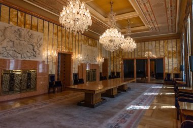 Son Art Nouveau ve Art Deco stillerinden etkilenen ve bir dizi tanınmış Çek sanatçının katılımıyla dekorasyonuna katılan olağanüstü zengin iç mekanlar, Orta Pr Kütüphanesi 'nin merkezi ön cephesinin saf neo-klasik cephesinin arkasına saklanıyor.