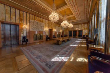 Son Art Nouveau ve Art Deco stillerinden etkilenen ve bir dizi tanınmış Çek sanatçının katılımıyla dekorasyonuna katılan olağanüstü zengin iç mekanlar, Orta Pr Kütüphanesi 'nin merkezi ön cephesinin saf neo-klasik cephesinin arkasına saklanıyor.