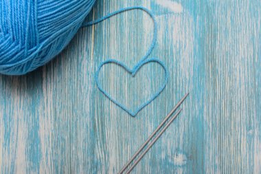 Mavi iplik örgü ve tekerlek teli örgü kalp