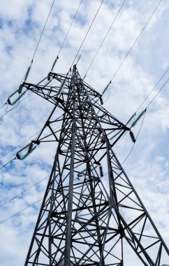 Mavi gökyüzü arkaplanındaki elektrik hatları