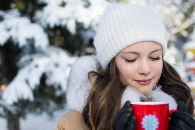 bir fincan çay kış parkta kızla
