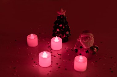 Noel natürmort ve mumlar ve kil figürin Noel Baba ve Noel ağacı