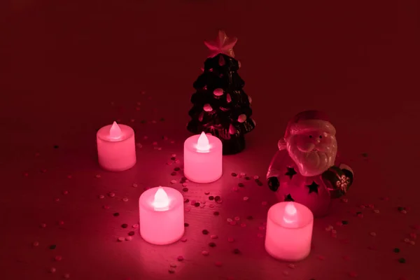 Boże Narodzenie Martwa natura i świece i gliniane figurki Świętego Mikołaja i Choinka — Zdjęcie stockowe