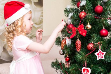 Kız pembe elbisesi ve kırmızı şapka Noel ağacı süsleme