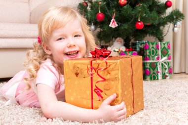 Kız bir kutu Noel hediyesi ile sarılma