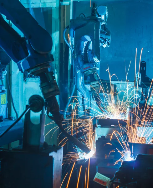 Robô de soldagem em industrial automotivo — Fotografia de Stock