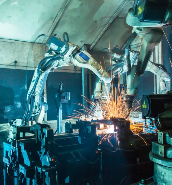 Robô de soldagem em industrial automotivo — Fotografia de Stock