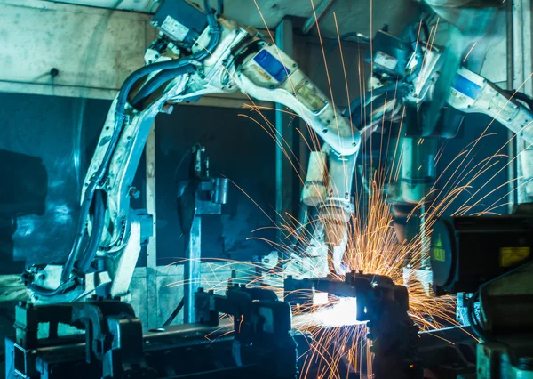 Robô de soldagem em industrial automotivo — Fotografia de Stock