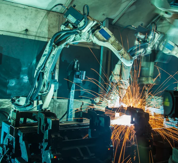 Robô de soldagem em industrial automotivo — Fotografia de Stock