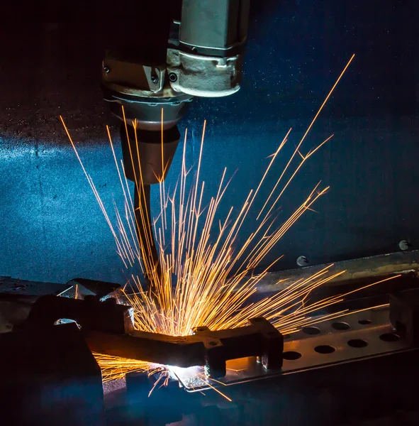 Robô de soldagem em industrial automotivo — Fotografia de Stock