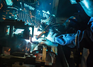  Sanayi Otomotiv bölümünde kaynak eser