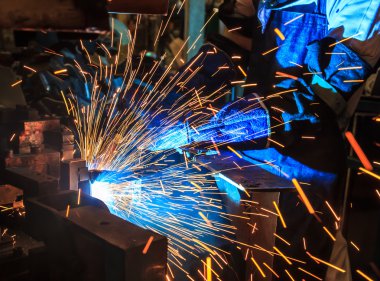  Sanayi Otomotiv bölümünde kaynak eser 