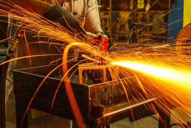 Otomotiv bölümü taşlama işçisi.