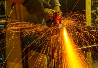 Otomotiv bölümü taşlama işçisi.