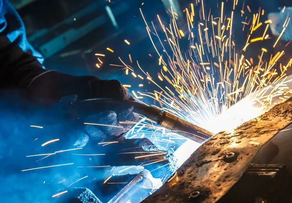 Trabalho de soldagem na parte automotiva industrial — Fotografia de Stock