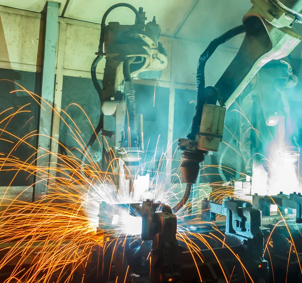 Robot de soldadura en la industria automotriz —  Fotos de Stock