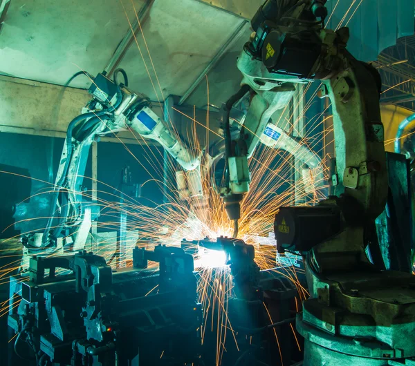 Robô de soldagem em industrial automotivo — Fotografia de Stock