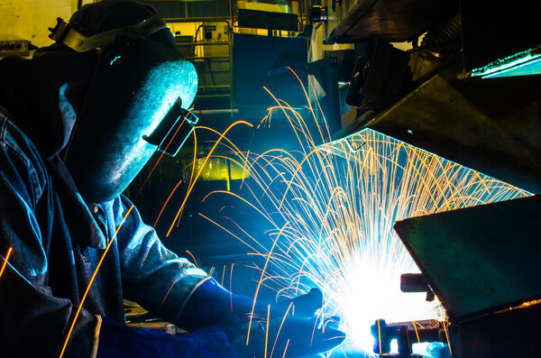 сварщик сварки автомобильной части
