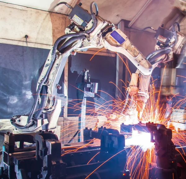 自動車工業における溶接ロボット — ストック写真