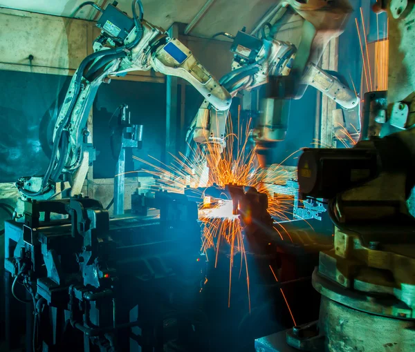 Robô de soldagem em industrial automotivo — Fotografia de Stock