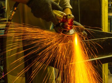 Otomotiv bölümü taşlama işçisi.