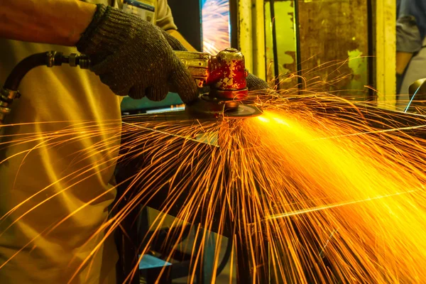 Trabalhador moagem peça automotiva . — Fotografia de Stock