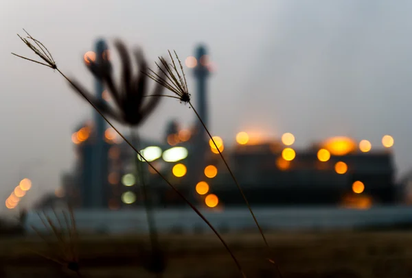 Боке размыл нефтеперерабатывающий завод — стоковое фото