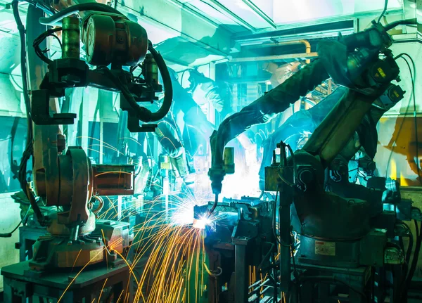自動車工業における溶接ロボット — ストック写真