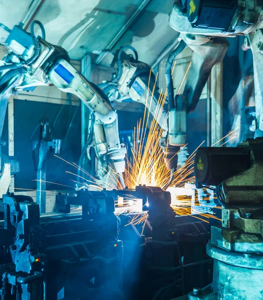 Robô de soldagem em industrial automotivo — Fotografia de Stock