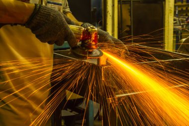 Otomotiv bölümü taşlama işçisi.