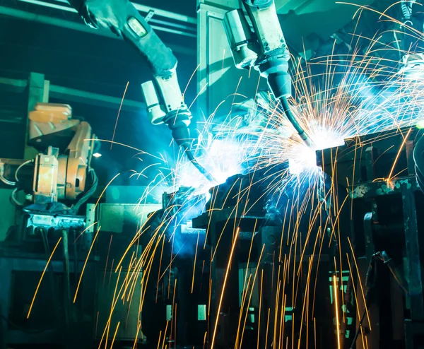 Robô de soldagem em industrial automotivo — Fotografia de Stock