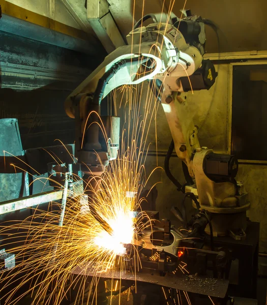 Robô de soldagem industrial — Fotografia de Stock