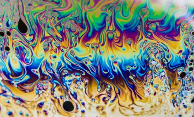 Gökkuşağı renkleri sabun, baloncuk ya da yağ tarafından yaratılmıştır