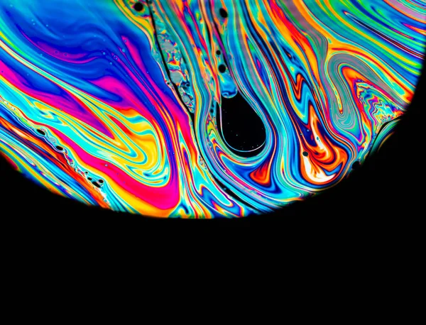 Duhové barvy vytvořené mýdlem, bublinou nebo olejem — Stock fotografie