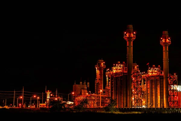 Электростанция работает ночью — стоковое фото