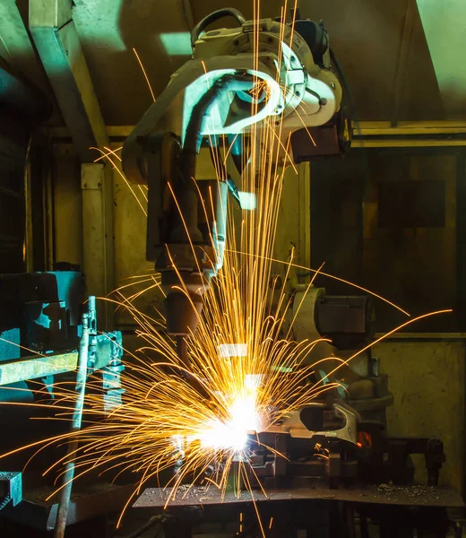 Robô de soldagem em industrial automotivo — Fotografia de Stock