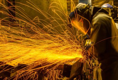 Otomotiv bölümü taşlama işçisi.