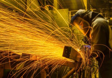 Otomotiv bölümü taşlama işçisi.