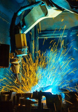 Kaynak robotları hareket bir araba fabrikasında