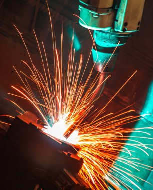 Kaynak robotları hareket bir araba fabrikasında