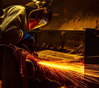 Otomotiv bölümü taşlama işçisi.