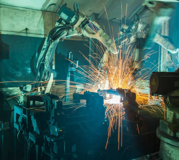 Robô de soldagem em industrial automotivo — Fotografia de Stock